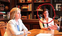 La hija de la presidenta de Planned Parenthood junto a la candidata demócrata Hillary Clinton.