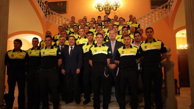 El exalcalde de Sevilla, Juan Ignacio Zoido, con oficiales de la Policía Local en 2011.  