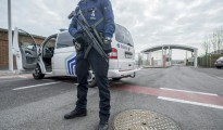 Un policía belga monta guardia en la entrada del aeropuerto de Bruselas, en Zaventem, el 22 de marzo de 2016
