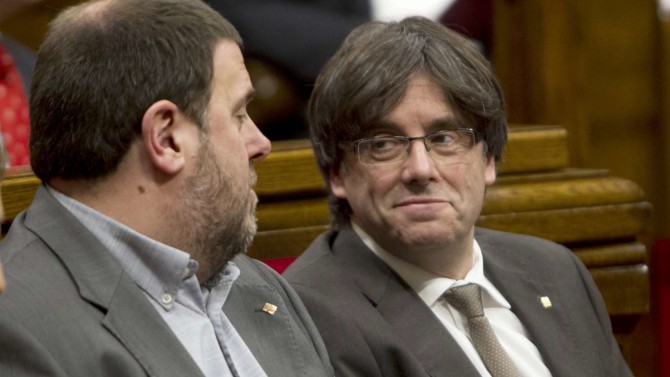 El presidente de la Generalitat, Carles Puigdemont, junto al vicepresidente, Oriol Junqueras