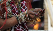 Las manos de una mujer india en Ahmedabad, en una imagen de archivo