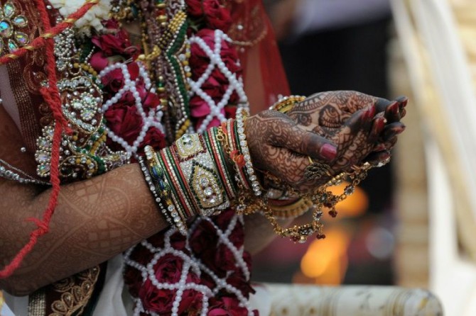 Las manos de una mujer india en Ahmedabad, en una imagen de archivo