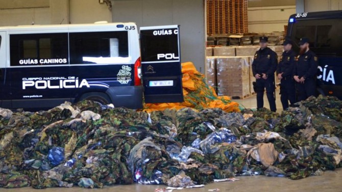 Los 20.000 uniformes decomisados por la policía española
