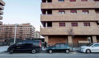 Vista de las inmediaciones de la vivienda en la que un bebé ha sido hallado muerto esta tarde y su madre inconsciente, en la urbanización El Quiñón de Seseña (Toledo).