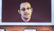 El exanalista de la CIA Edward Snowden habla por videoconferencia durante un debate celebrado en la feria CeBIT.