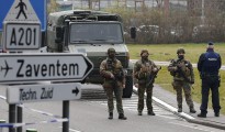Soldados y policías belgas patrullan las inmediaciones del aeropuerto de Zaventem en Bruselas