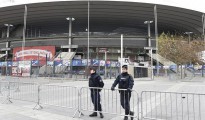 Policía en los aledaños del Estadio de Francia, en Saint Denis