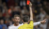 El árbitro Alberto Undiano Mallenco muestra la tarjeta roja al defensa del Real Madrid Sergio Ramos
