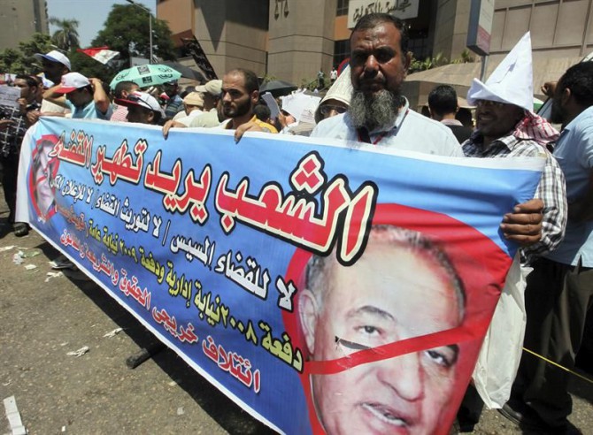 Manifestantes egipcios se manifiestan contra Ahmed el-Zend. 