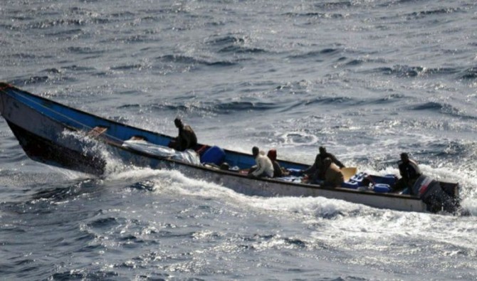 Un bote de piratas trasladando un rehén francés el 10 de septiembre de 2011 en el Golfo de Adén