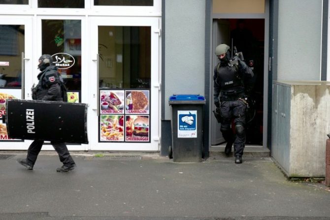 La policía sale de un edificio tras una redada en un piso en Hanóver