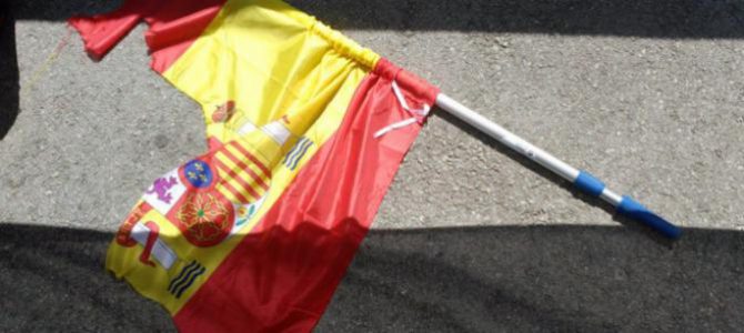 Los radicales destrozaron una bandera española.
