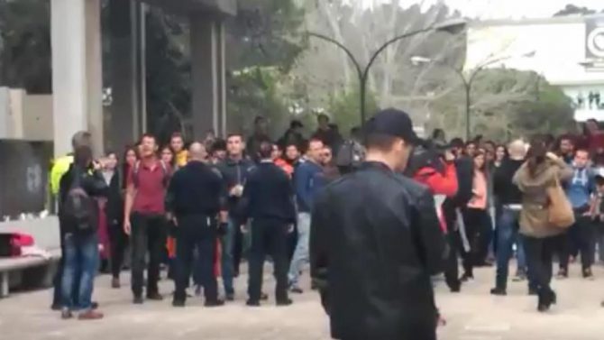 Un momento de la pelea entre separatistas y patriotas. (Twitter) 