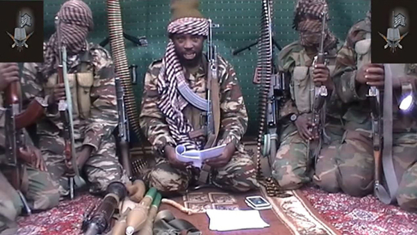 Durante años, la Administración Obama se negó a considerar organización terrorista a Boko Haram, que ha asesinado más cristianos y 'apóstatas' que el ISIS. Finalmente lo hizo en noviembre de 2013, tras varios años de presión. (En el centro de la imagen, el líder de Boko Haram, Abubakar Shekau).