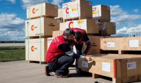 Fotografía facilitada por AECID que muestra a trabajadores de dicha agencia que revisan parte del envío de 12,5 toneladas de material de ayuda a Ecuador, hoy en la Base Aérea de Torrejón de Ardoz.