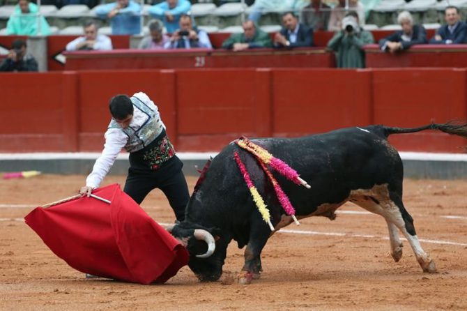 El diestro Javier Castaño durante una lidia.