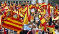 Miles de catalanes se manifiestan por la unidad de España en Barcelona.