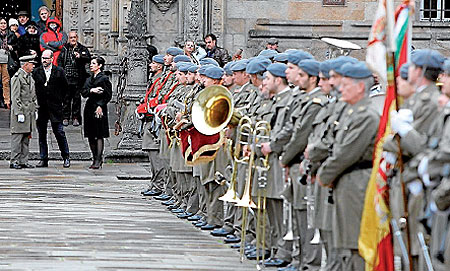 Desfile militar y procesión con chirimías para honrar al patrono de España