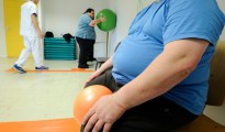 Un fisioterapeuta ayuda a unos pacientes con obesidad a realizar ejercicios, el 23 de octubre de 2013, en Angers, oeste de Francia