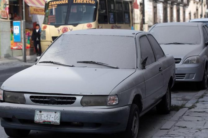 Vehículos cubiertos por ceniza tras la erupción del volcán Popocatépetl, en Puebla (México).