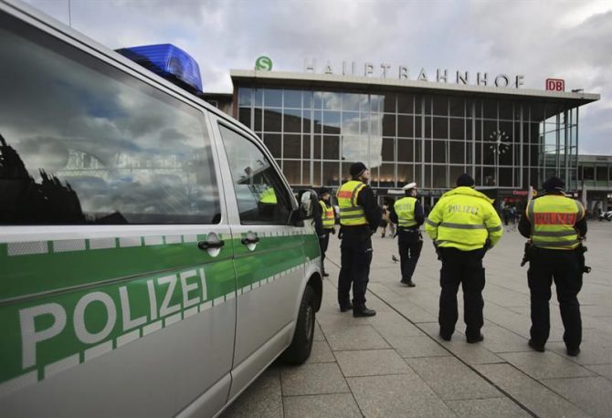 Agentes de policía alemanes vigilan frente a la estación central ferroviaria de Colonia (Alemania).