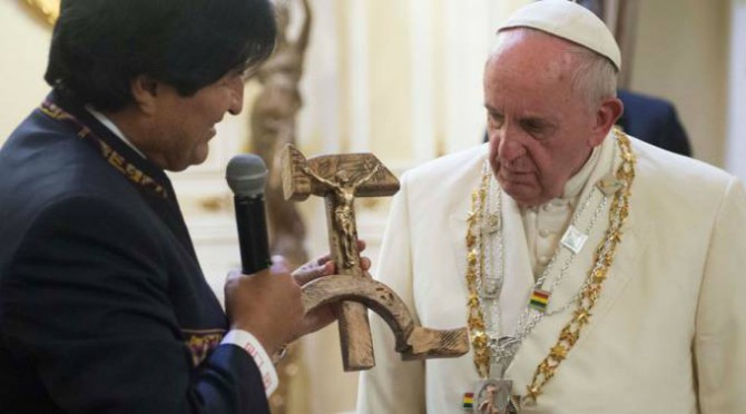 Evo Morales regala un Cristo sobre una hoz y un martillo de madera. 