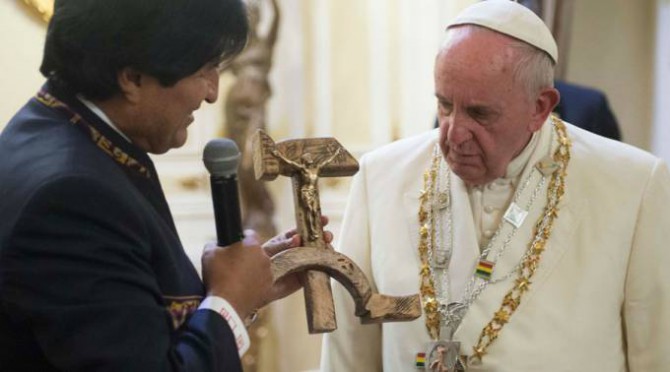 Evo Morales regala un Cristo sobre una hoz y un martillo de madera.