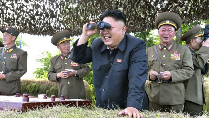 El dictador norcoreano Kim Jong-un supervisa con su largavista una prueba de misiles