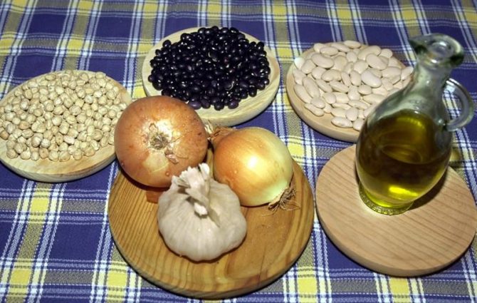 Alimentos básicos de la dieta mediterránea que se compone fundamentalmente de frutas y hortalizas, leguminosas (garbanzos, lentejas o judías), pescado y aceite de oliva.