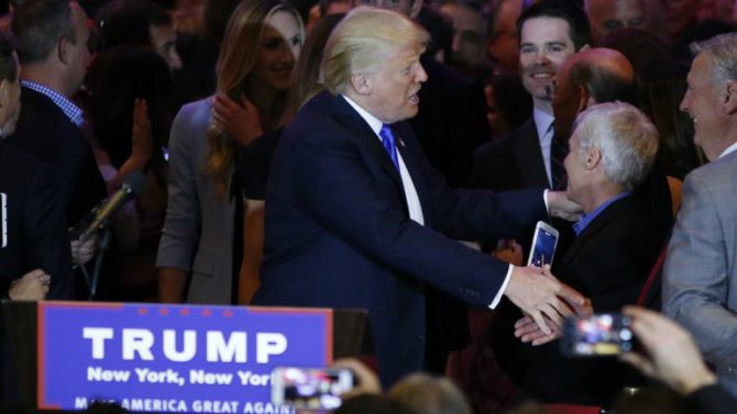 Trump se mostró victorioso y respondió preguntas de la prensa tras su victoria en cinco estados.