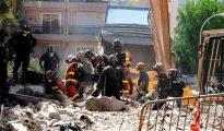 Los equipos de rescate siguen trabajando en el derrumbe el pasado jueves de un edificio de viviendas de Los Cristianos (sur de Tenerife).