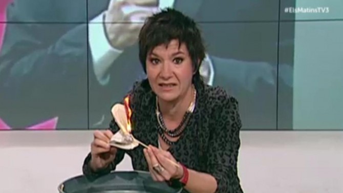 Empar Moliner quema la Constitución Española ante las cámaras de TV3