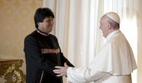 El presidente de Bolivia Evo Morales saluda al Papa Francisco, durante una audiencia privada hoy, 15 de abril de 2016, en El Vaticano.
