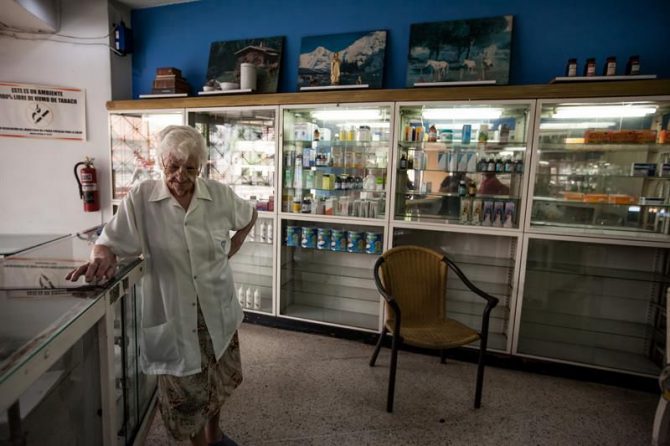 María Gorostiza, una de las encargadas de la farmacia "San Vicente" este jueves, en Caracas (Venezuela).