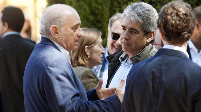 El ministro de Interior en funciones, Jorge Fernández Díaz, y el diputado convergente Francesc Homs charlan durante el almuerzo en Fonteta organizado por Luis Conde.