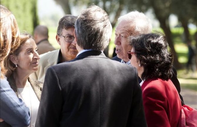 Los ministros Ana Pastor y José Manuel García-Margallo conversan con Artur Mas, de espaldas, en el almuerzo con empresarios en Fonteta (Gerona).
