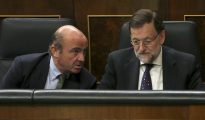 De Guindos y Rajoy, durante un pleno del Congreso.