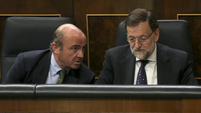 De Guindos y Rajoy, durante un pleno del Congreso.