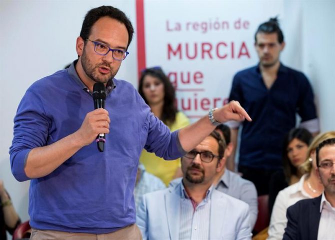 El portavoz del Grupo Parlamentario Socialista, Antonio Hernando (d), hoy durante su intervención en el encuentro que ha mantenido con militantes en la sede del partido en Lorca. 