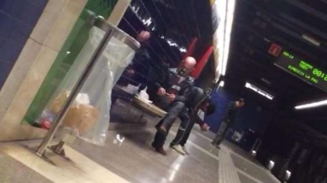  Imagen del vídeo en el que un hombre fuma heroína en el andén 