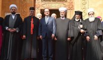 Fotografía facilitada por la agencia oficial libanesa Dalati Nohra que muestra al presidente francés, Francois Hollande (3i) posando para una foto con jefes de sectores religiosos libaneses en Beirut, Líbano.