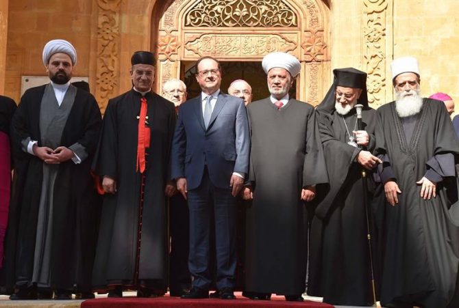 Fotografía facilitada por la agencia oficial libanesa Dalati Nohra que muestra al presidente francés, Francois Hollande (3i) posando para una foto con jefes de sectores religiosos libaneses en Beirut, Líbano.
