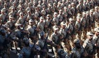 El presidente iraní, Hasán Rohaní, junto a la plana mayor de las Fuerzas Armadas, presidió la celebración del tradicional desfile del Día del Ejército.