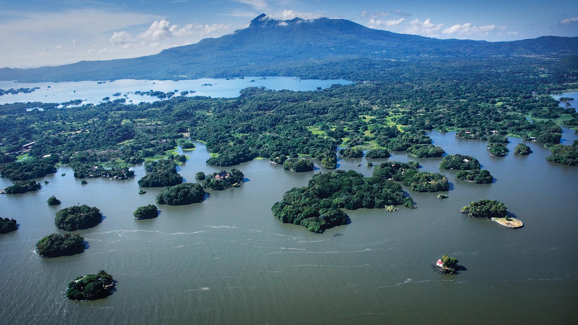 Пресноводное озеро в латинской америке самое большое. Никарагуа озеро Манагуа. Озеро Лаго де Никарагуа. Никарагуа Москитовый берег. Озеро Апойо в Никарагуа.
