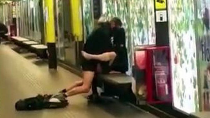 La despreocupada pareja fue grabados por un teléfono celular. No les importó demasiado.