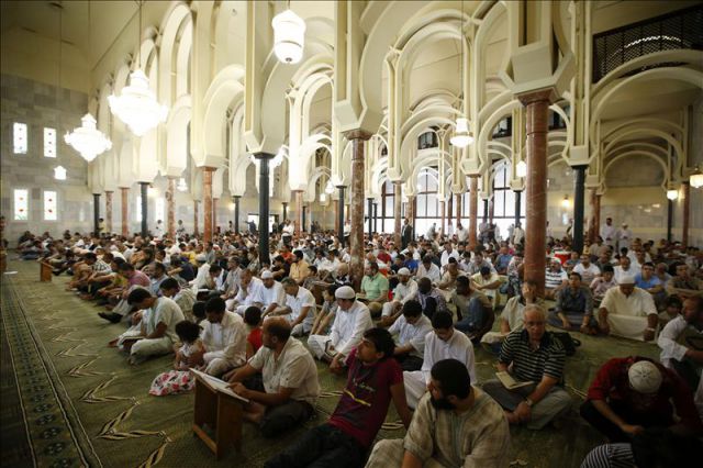 Musulmanes rezando en el Centro Cultural Islámico de Madrid (conocido como mezquita de la M-30).