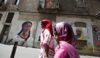Dos mujeres inmigrantes en una calle del Raval (Barcelona)