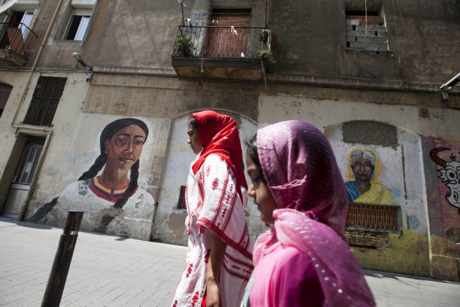 Dos mujeres inmigrantes en una calle del Raval (Barcelona)