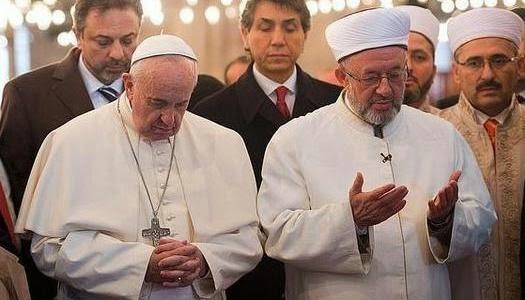 El Papa y el Gran Muftí de Estambul rezan en una mezquita