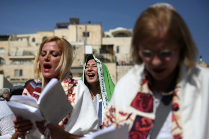 Miembros del grupo religioso liberal judío Mujeres del Muro, ataviadas con 'tallit', unos mantones que portan los hombres judíos cuando rezan, el 24 de abril frente al apartado reservado para mujeres ante el Muro de las Lamentaciones de Jerusalén